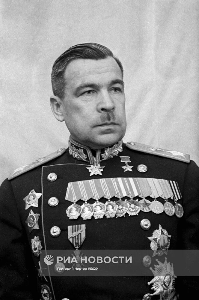 Укажите имя и фамилию талантливого полководца, советского военачальника периода Великой Отечественной войны, которого видите на фото.