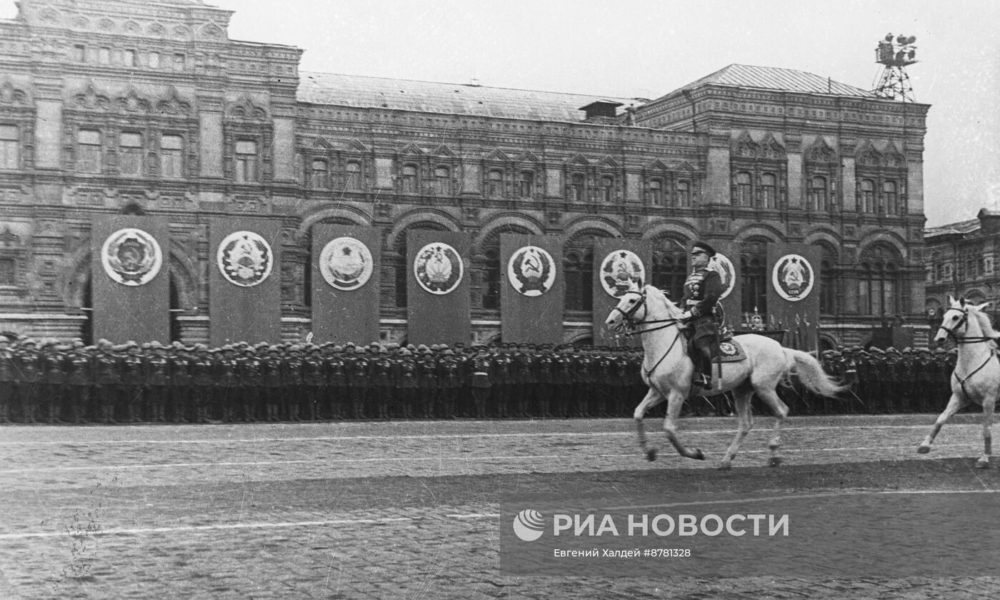 Какой советский полководец запечатлён на белом коне на данной фотографии?
