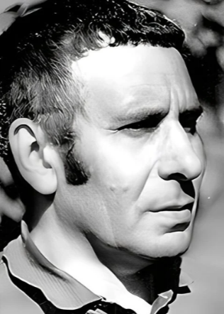 Назовите имя и фамилию выдающегося советского писателя, биография которого соответствует следующему описанию: участник Великой Отечественной войны, служил в разведке. Его самое известное произведение – роман «В августе сорок четвёртого».