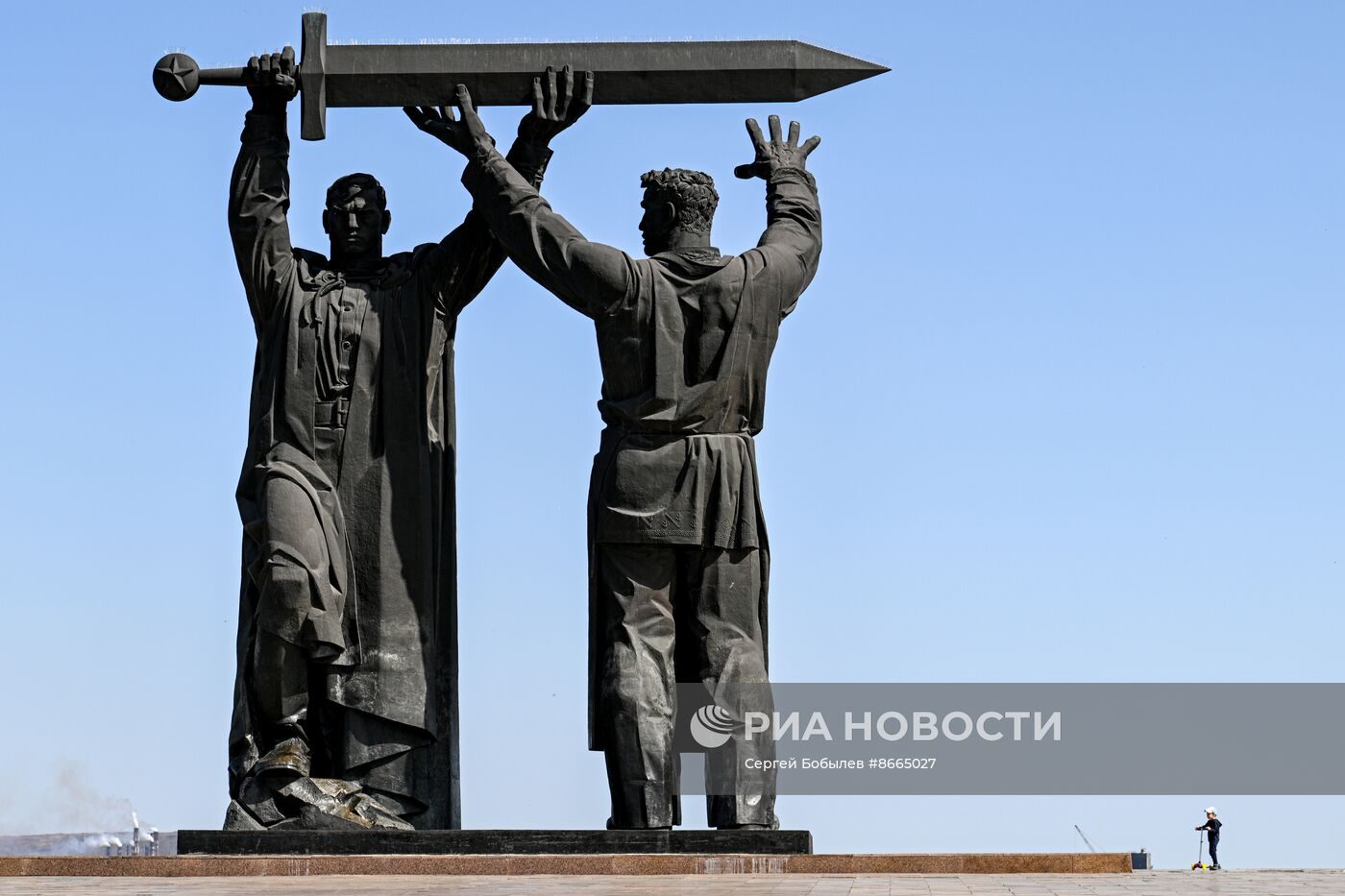 С каким триптихом монументальных советских памятников связана эта скульптура?