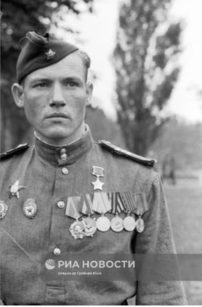 Кто из героев, водрузивших Знамя Победы над Рейхстагом, запечатлён на данной фотографии?