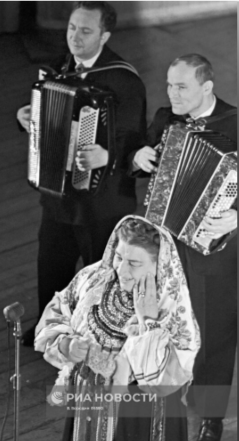 Боевой дух воинов Красной Армии в годы Великой Отечественной войны поддерживали советские артисты, приезжавшие с концертами на фронт. Одну артистку солдаты уважительно прозвали «гвардии певицей». В мае 1945 года именно она выступила на ступенях взятого Рейхстага и расписалась на одной из его колонн. Напишите имя и фамилию этой исполнительницы.