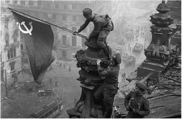 Рассмотрите изображение и выполните задание. Укажите год, когда была сделана данная фотография. Почему изображённое на фотографии событие до сих пор имеет большое значение для всех граждан нашей страны?