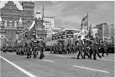 Укажите название государственного праздника, на котором была сделана данная фотография. Объясните, почему в этот день граждане России испытывают «радость со слезами на глазах».