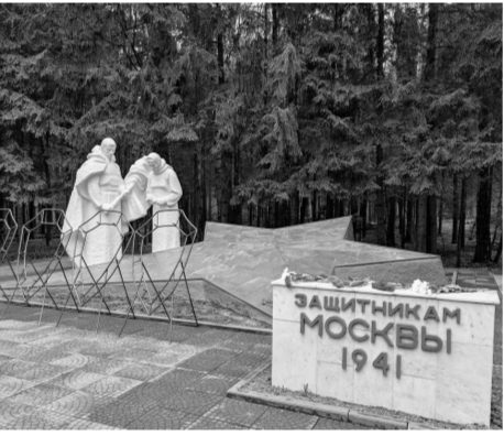 Рассмотрите изображение и ответьте на вопросы. В какой по счёту год с начала Великой Отечественной войны произошли события, которым посвящён данный памятник? Почему необходимо сохранять память о Великой Отечественной войне?