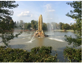 Третий по величине исторический фонтан ВДНХ – «Золотой колос» – расположен не на Главной аллее, а в центре Каменского пруда Ландшафтного парка Выставки.